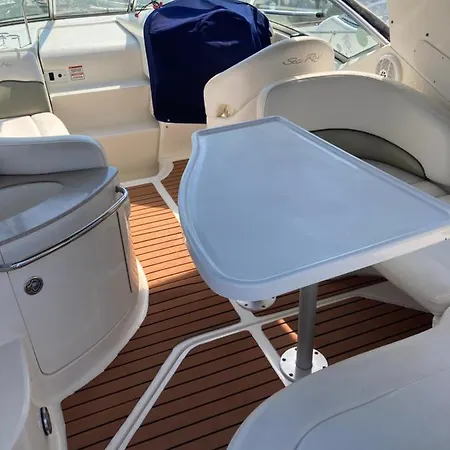 Botel Insolite Sur Un Bateau A Quai *