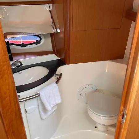 Insolite Sur Un Bateau A Quai Botel *