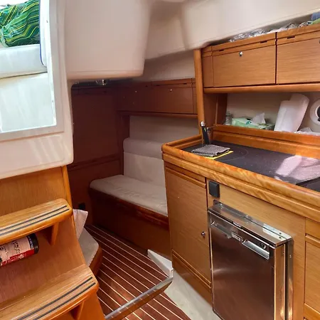 Insolite Sur Un Bateau A Quai Botel