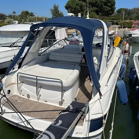 Botel Insolite Sur Un Bateau A Quai