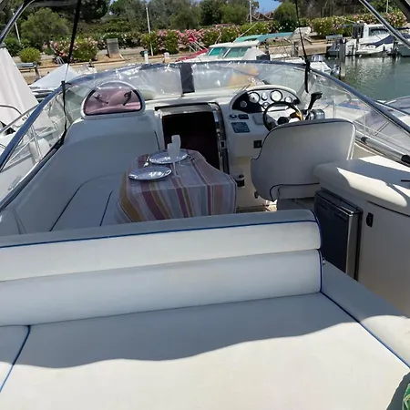 Insolite Sur Un Bateau A Quai Botel La Londe-les-Maures